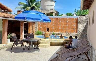 Imagem: A casa possui 4 Dormitórios, 2 Vagas na garagem e está localizado