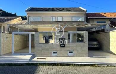 Imagem: A casa possui 3 Dormitórios, 2 Banheiros, 2 Vagas na garagem