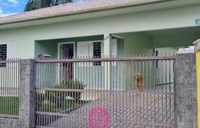 Imagem: A casa possui 3 Dormitórios, 2 Banheiros, 2 Vagas na garagem