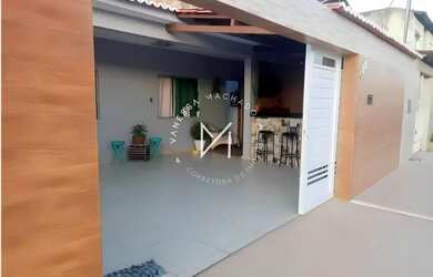 Imagem: A casa possui 3 Dormitórios, 1 Banheiro, 2 Vagas na garagem