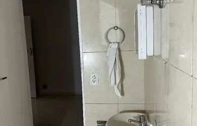 Imagem: A casa possui 2 Dormitórios, 1 Banheiro, 2 Vagas na garagem