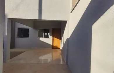 Imagem: A casa possui 2 Dormitórios, 2 Banheiros, 3 Vagas na garagem