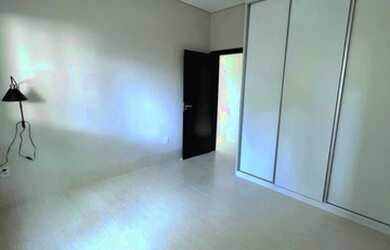 Imagem: A casa em condomínio possui 3 Dormitórios, 4 Banheiros, 2