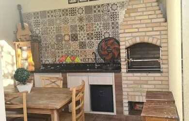 Imagem: A casa possui 2 Dormitórios, 2 Banheiros, 2 Vagas na garagem