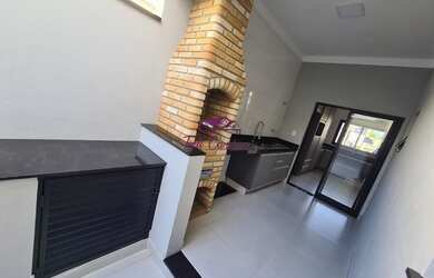 Imagem: A casa em condomínio possui 3 Dormitórios, 2 Banheiros, 1