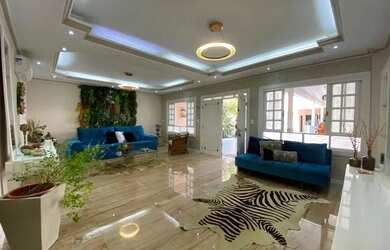 Imagem: A casa possui 4 Dormitórios, 5 Banheiros, 5 Vagas na garagem