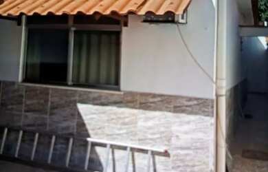 Imagem: A casa possui 2 Dormitórios, 1 Banheiro, 3 Vagas na garagem