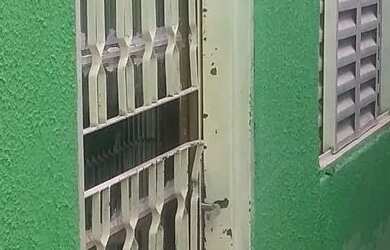 Imagem: A casa possui 1 Dormitório, 1 Banheiro, 1 Vaga na garagem