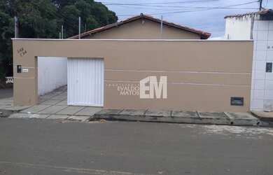 Imagem: A casa possui 3 Dormitórios, 1 Banheiro, 1 Vaga na garagem