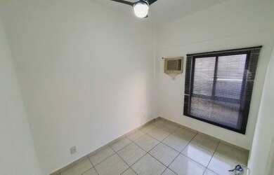 Imagem: A casa possui 3 Dormitórios, 1 Banheiro, 1 Vaga na garagem