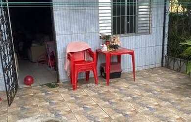 Imagem: A casa possui 3 Dormitórios, 2 Banheiros, 1 Vaga na garagem