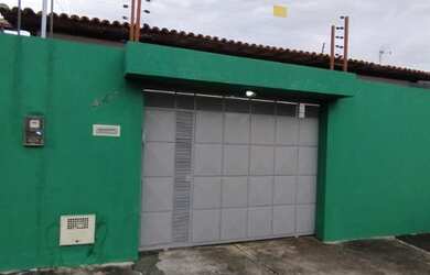 Imagem: A casa possui 4 Dormitórios, 2 Banheiros, 2 Vagas na garagem