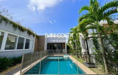 Imagem: A casa em condomínio possui 4 Dormitórios, 4 Banheiros e 622m²