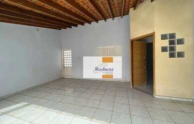 Imagem: A casa possui 3 Dormitórios, 2 Banheiros, 2 Vagas na garagem