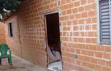 Imagem: A casa possui 2 Dormitórios, 1 Banheiro e está localizado