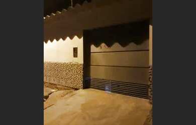 Imagem: A casa possui 3 Dormitórios, 2 Banheiros, 3 Vagas na garagem