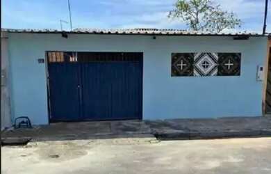 Imagem: A casa possui 2 Dormitórios, 1 Banheiro, 2 Vagas na garagem