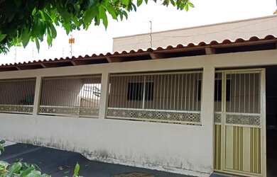 Imagem: A casa possui 4 Dormitórios, 2 Banheiros, 5 Vagas na garagem