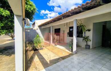 Imagem: A casa possui 3 Dormitórios, 2 Banheiros, 2 Vagas na garagem