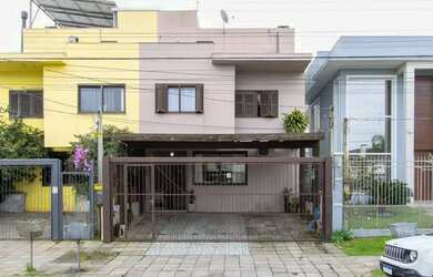 Imagem: A casa possui 3 Dormitórios, 2 Banheiros, 3 Vagas na garagem