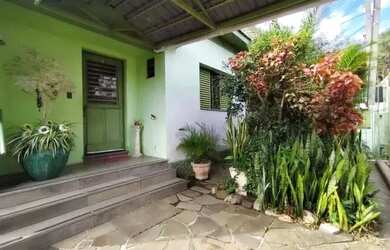 Imagem: A casa possui 3 Dormitórios, 2 Banheiros, 4 Vagas na garagem