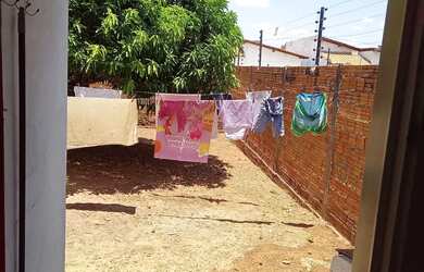 Imagem: A casa possui 3 Dormitórios, 2 Banheiros, 2 Vagas na garagem