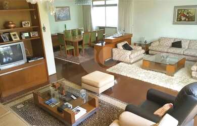 Imagem: A casa possui 3 Dormitórios, 4 Banheiros, 3 Vagas na garagem