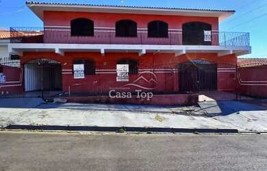 Imagem: A casa possui 4 Dormitórios, 2 Banheiros, 2 Vagas na garagem