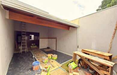 Imagem: A casa possui 3 Dormitórios, 2 Banheiros, 2 Vagas na garagem