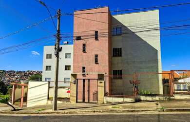 Imagem: O apartamento possui 3 Dormitórios, 1 Banheiro, 1 Vaga na garagem