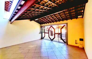 Imagem: A casa possui 4 Dormitórios, 2 Banheiros, 2 Vagas na garagem