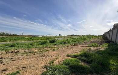 Imagem: O terreno à venda possui 420m² de Área e está localizado