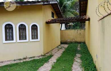 Imagem: A casa possui 2 Dormitórios, 2 Banheiros, 2 Vagas na garagem