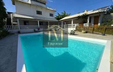 Imagem: A casa possui 3 Dormitórios, 3 Banheiros, 2 Vagas na garagem