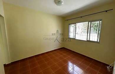 Imagem: A casa possui 3 Dormitórios, 2 Banheiros, 1 Vaga na garagem