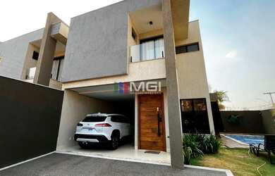 Imagem: A casa possui 3 Dormitórios, 2 Banheiros, 3 Vagas na garagem