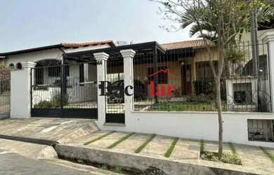 Imagem: A casa possui 4 Dormitórios, 4 Banheiros, 3 Vagas na garagem