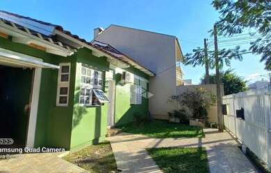 Imagem: A casa possui 2 Dormitórios, 1 Banheiro, 2 Vagas na garagem