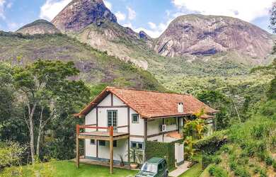 Imagem: A casa em condomínio possui 4 Dormitórios, 1 Banheiro, 4 Vagas