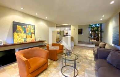 Imagem: A casa possui 4 Dormitórios, 5 Banheiros, 4 Vagas na garagem