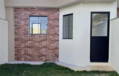 Imagem: A casa possui 2 Dormitórios, 1 Banheiro, 2 Vagas na garagem