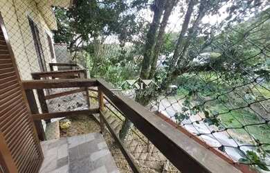 Imagem: A casa possui 4 Dormitórios, 2 Banheiros, 1 Vaga na garagem