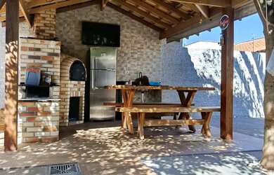 Imagem: A casa possui 4 Dormitórios, 3 Banheiros, 4 Vagas na garagem