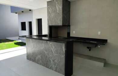 Imagem: A casa possui 3 Dormitórios, 4 Banheiros, 2 Vagas na garagem