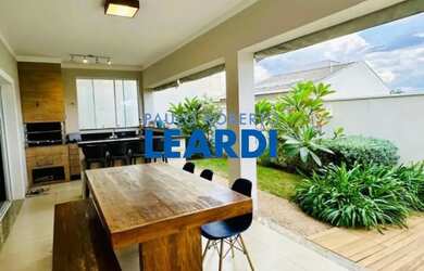 Imagem: A casa em condomínio possui 4 Dormitórios, 5 Banheiros, 2