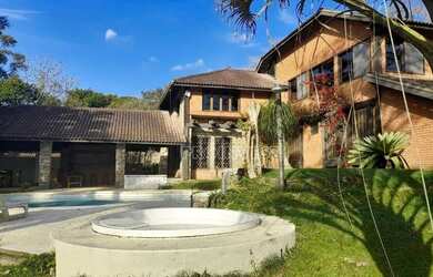 Imagem: A casa em condomínio possui 5 Dormitórios, 5 Banheiros, 4