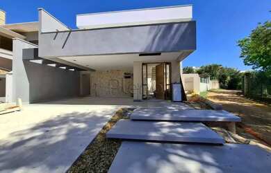 Imagem: A casa em condomínio possui 3 Dormitórios, 1 Banheiro, 4 Vagas