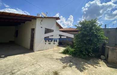 Imagem: A casa possui 2 Dormitórios, 1 Banheiro, 2 Vagas na garagem