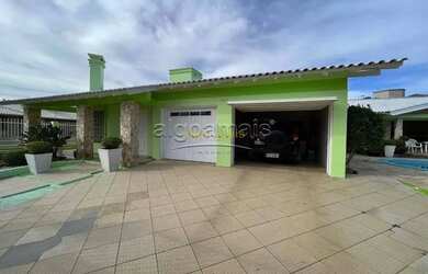 Imagem: A casa possui 5 Dormitórios, 5 Banheiros, 3 Vagas na garagem