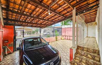 Imagem: A casa possui 3 Dormitórios, 2 Banheiros, 4 Vagas na garagem